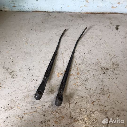 Поводок дворника Jeep Grand Cherokee WK2