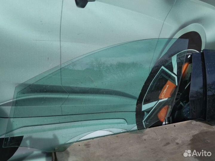 Audi q7 4L стекло двери передней левой