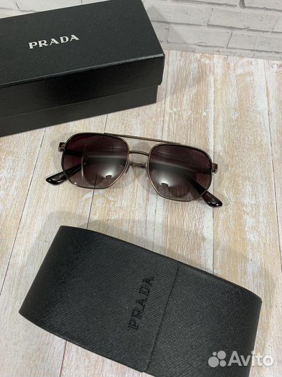 Солнцезащитные очки Prada
