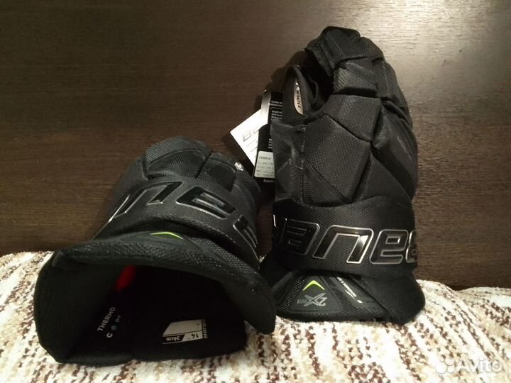 Хоккейные клюшки и перчатки, лента