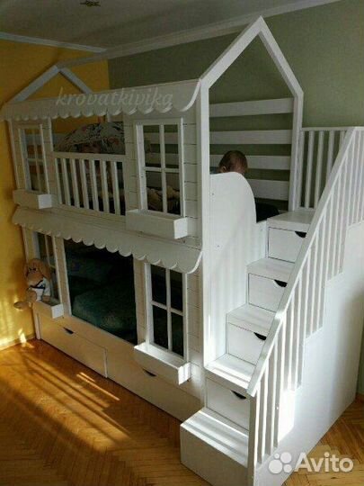 Двухъярусная кровать домик с лестницей комодом