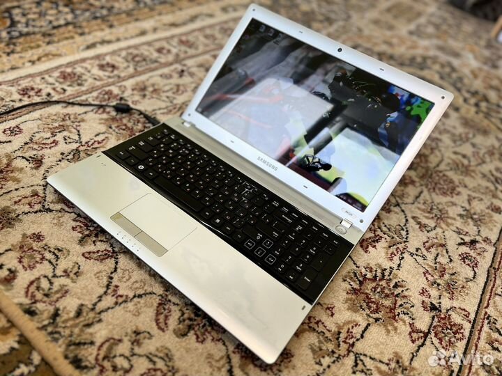 Игровой Ноутбук Samsung core i3/GeForce GT 520m