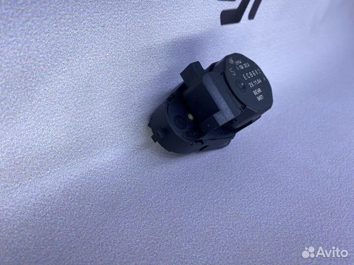 Сервопривод заслонки печки правый Bmw 5 E60