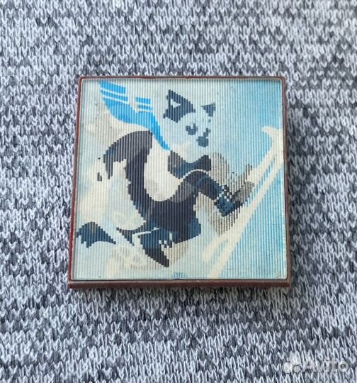 Значок времен СССР - Кот на лыжах - Переливашка