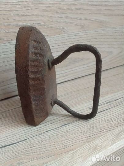 Старинный утюг для интерьера