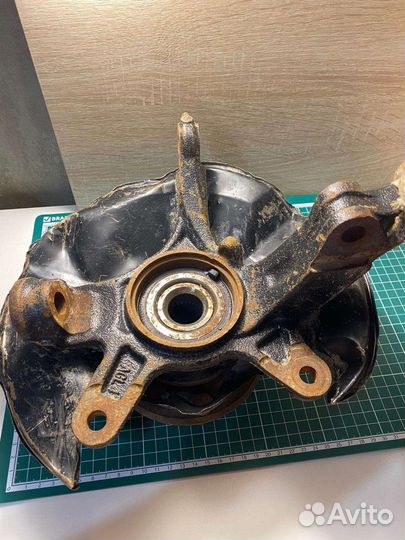 Кулак передний левый Honda Civic 5D FD1 R18A