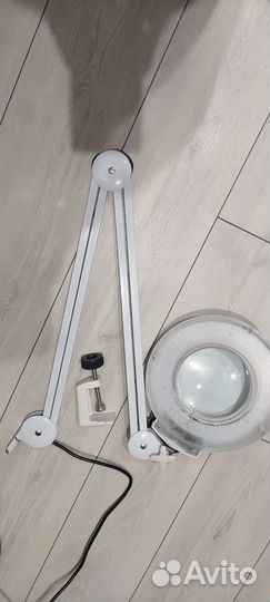 Лампа лупа на струбцине для косметолога