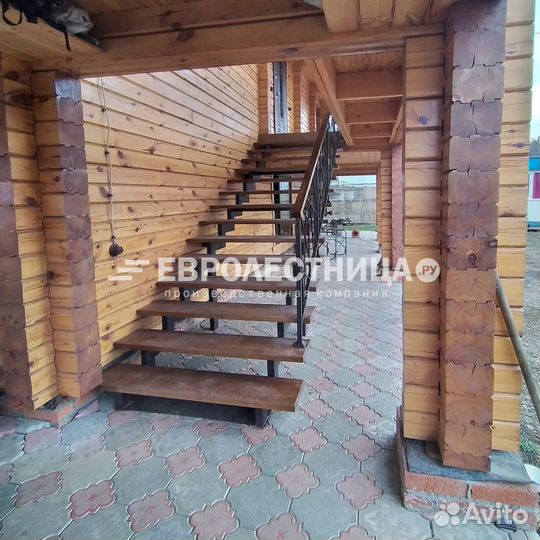Лестница на металлическом каркасе в дом