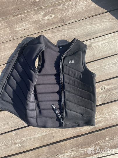 Жилет для вейкборда