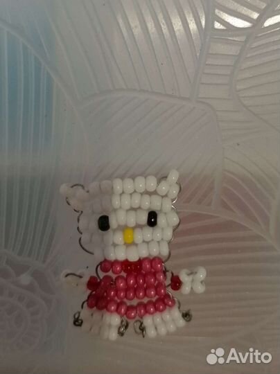 Фигурка из бисера в форме hello Kitty