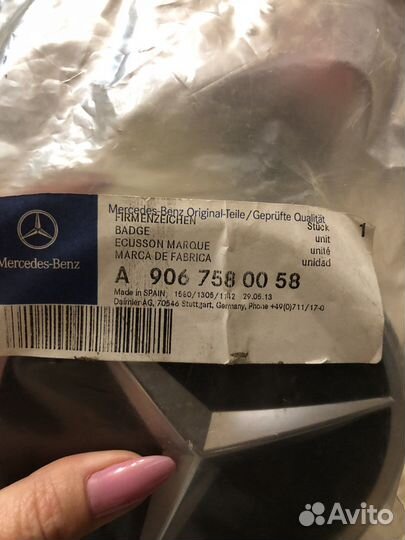 Знак Mercedes-Benz на автобус