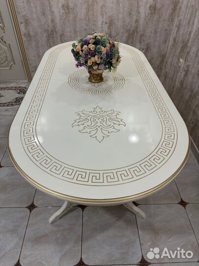 Стол и стулья