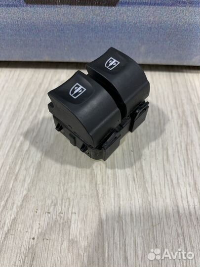 Блок кнопок стеклоподъемников Renault duster Лев