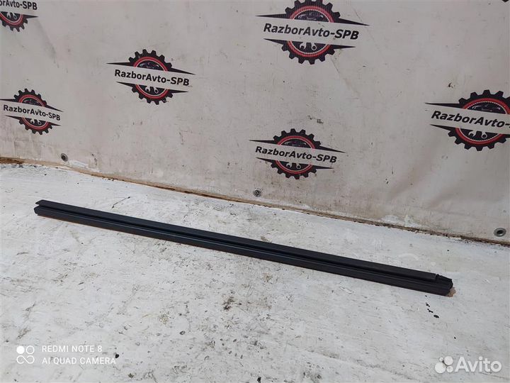 Уплотнитель стекла Nissan Skyline V36