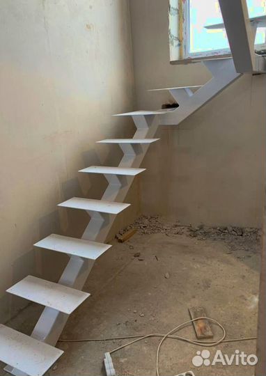 Облицовка лестничного металлокаркаса деревом