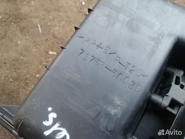 Ящик переднего левого сидения Toyota Celsior UCF30