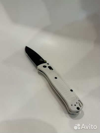Нож benchmade белый