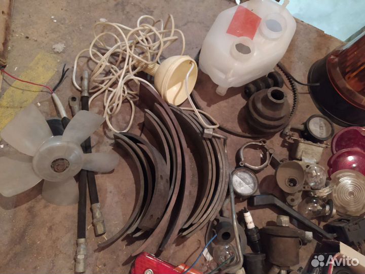 Коробка запчастей, гаражный скарб