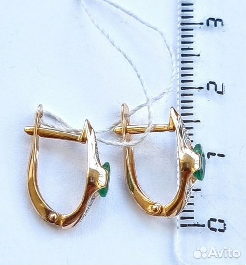 Золотые серьги с бриллиантами и изумрудом