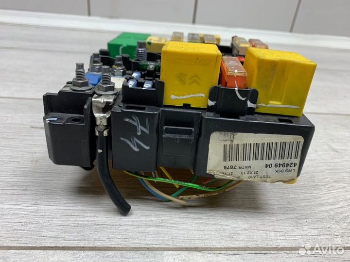 Блок реле и предохранителей Peugeot 208 хэтчбек