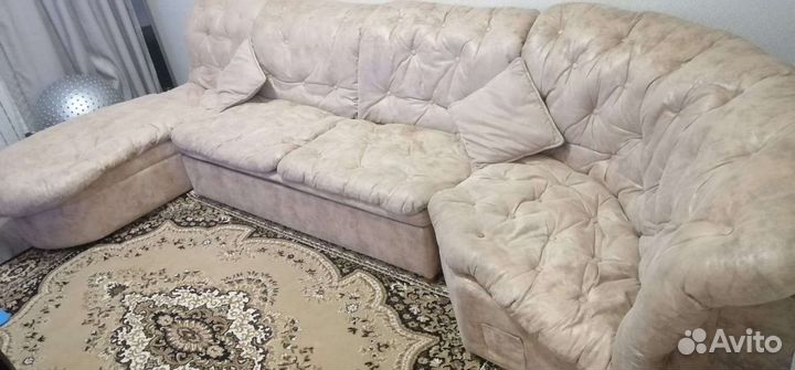 Угловой кожаный диван
