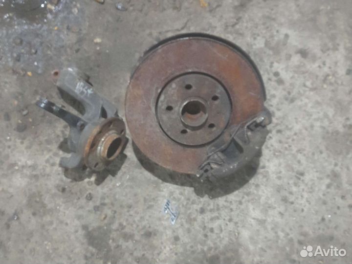 Передний правый поворотный кулак на Skoda Rapid