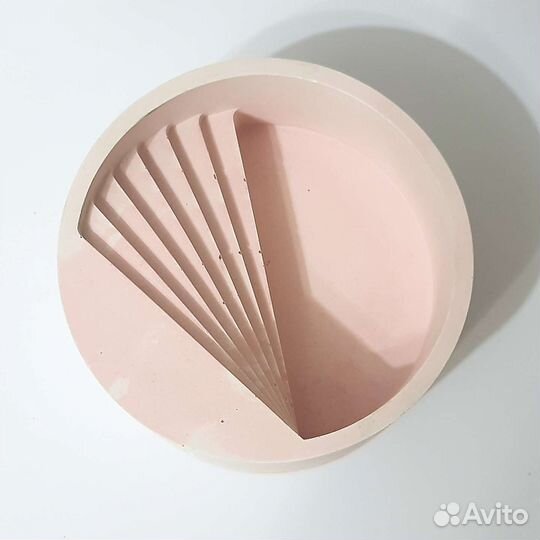 Кашпо из гипса с лесенкой круглое