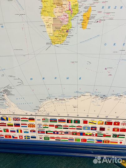 Карта мира на стену в деревянной раме