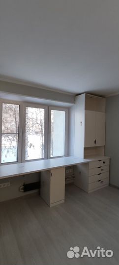 Рабочая зона у окна для фрилансера