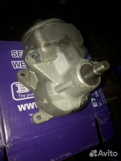 Насос гидроусилителя руля на Мерседес 123