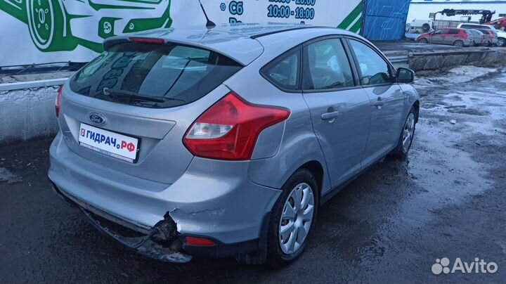 Кронштейн опоры двери багажника правый Ford Focus