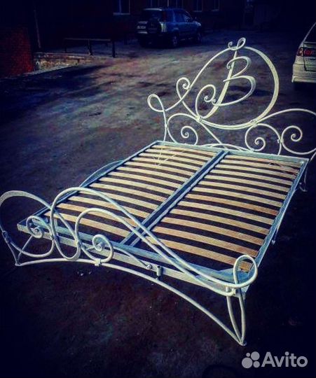 Кровать