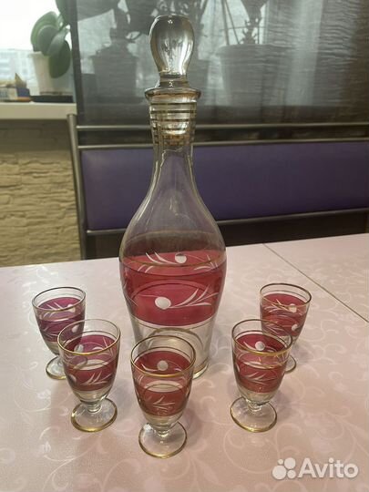 Графин хрустальный и графин и рюмки