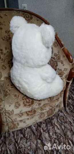 Большой плюшевый медведь