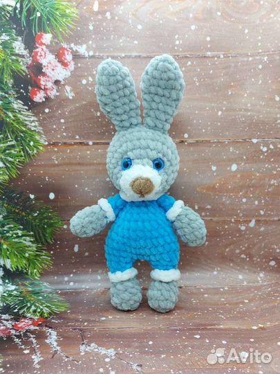 Зайчик в комбинезоне амигуруми
