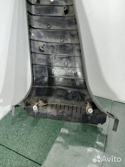 Обшивка средней стойки нижняя правая Infiniti Qx70