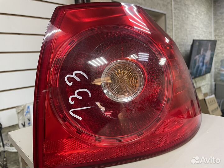 Фонарь задний правый Фольксваген Гольф 5