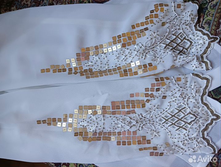 Блузка с вышивкой на рукавах