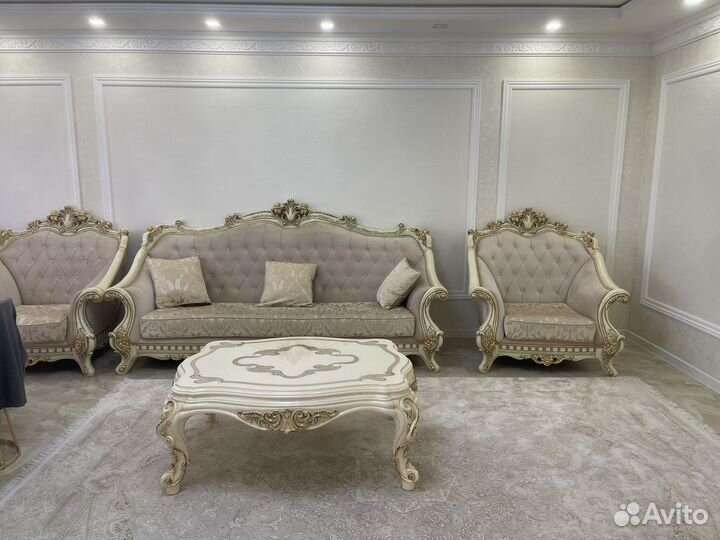 Мебель и журнальный стол