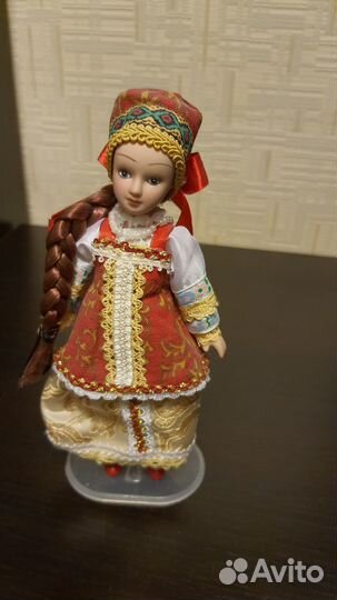 Кукла фарфоровая
