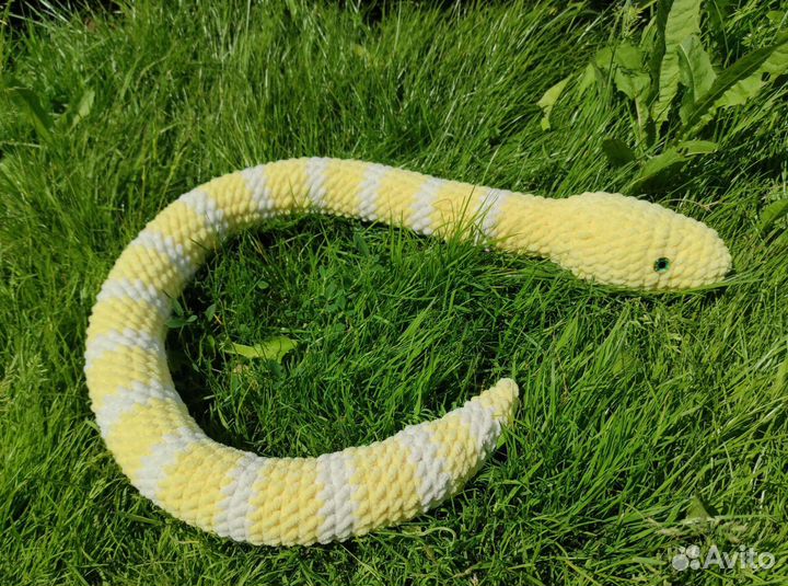 Вязаная игрушка змея