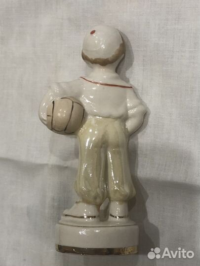 Статуэтка фарфоровое - юный футболист, Минск