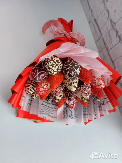 Букет клубники в шоколаде с свежей клубникой арт