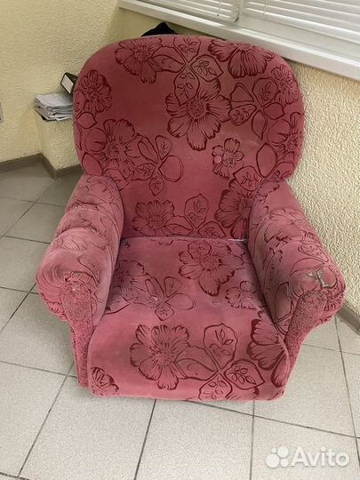 Продается диван,два кресла и стол из дуба