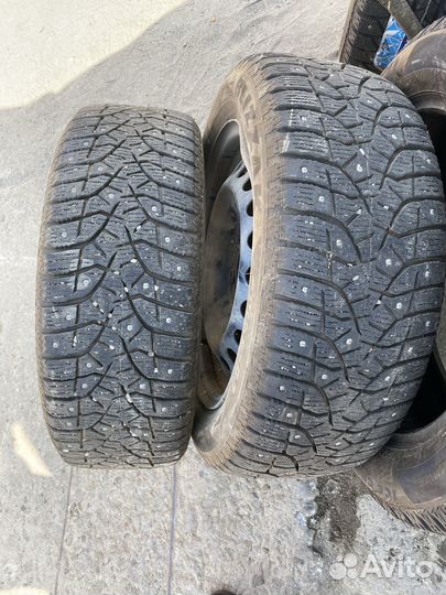 Bridgestone Blizzak Spike-02 205/55 R16