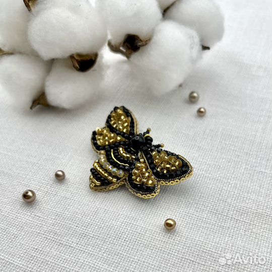 Брошь из бисера пчела