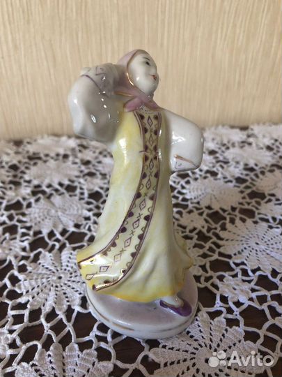 Фарфоровая статуэтка плясунья