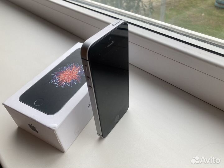 Телефон iPhone se 2016 года на 32гб