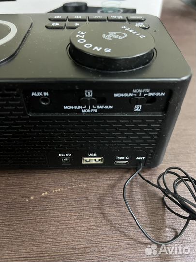 Часы-колонка с беспроводной зарядкой