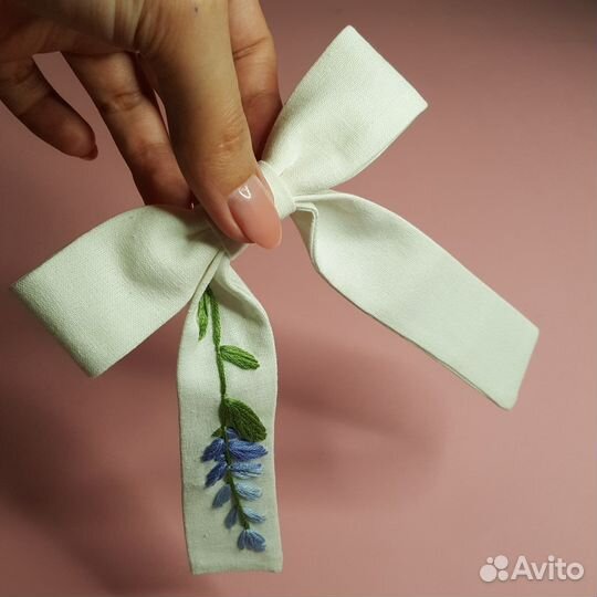 Бантик на заколке с вышивкой